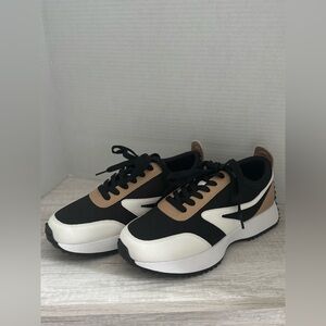 Dolce Vita Women’s Sneaker Sz 8 Black & Tan Color